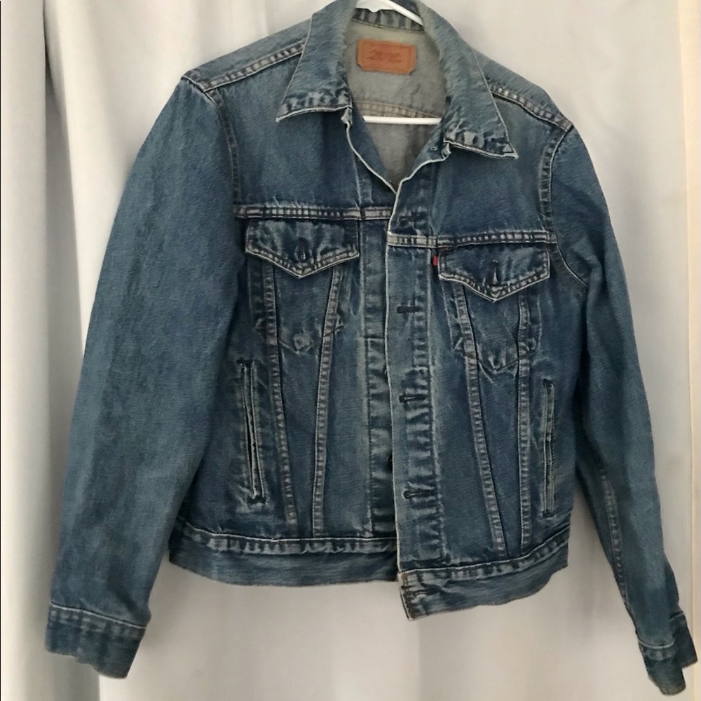 VINTAGE LEVI’S DENIM JACKET 🤠 Perfectly worn-in vintage.